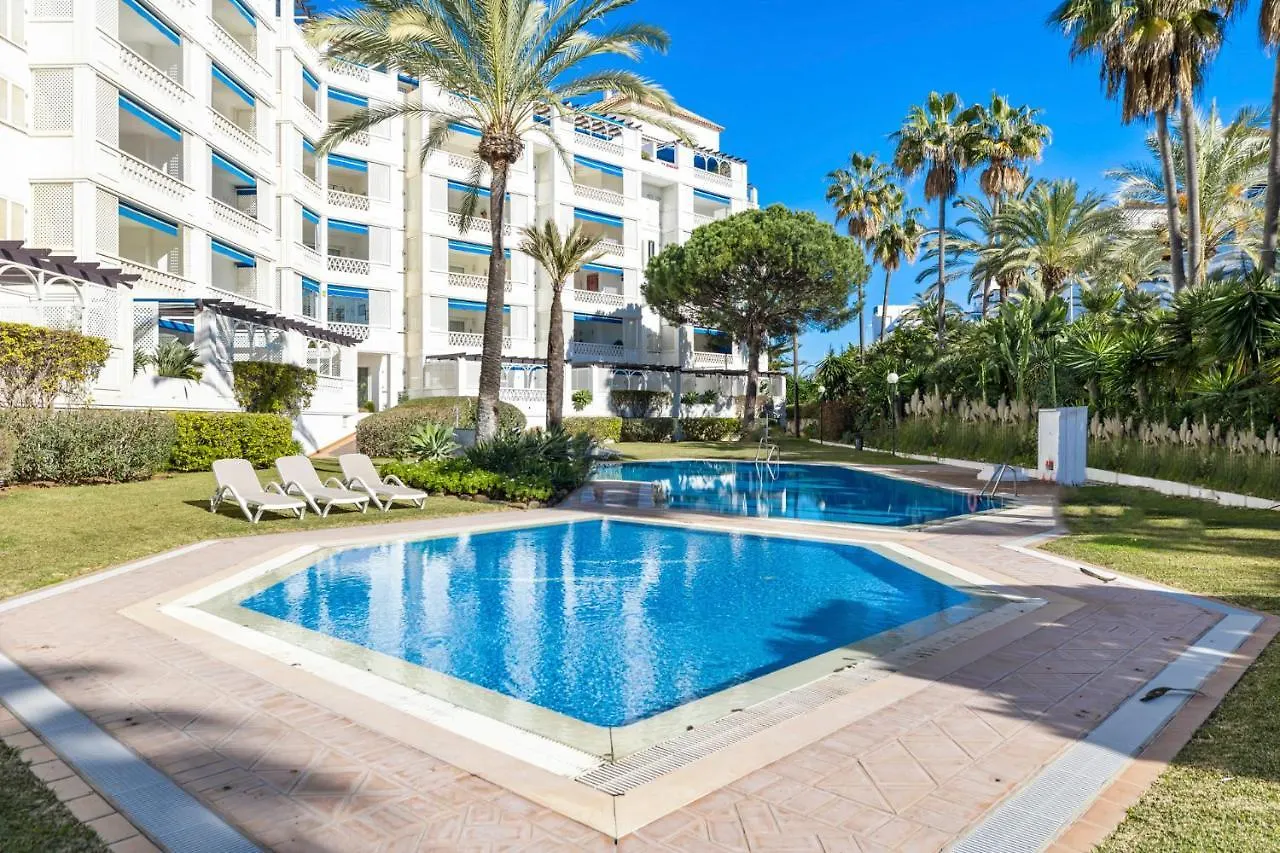 Espacioso Y Encantador Apartamento En Las Gaviotas Marbella Lägenhet